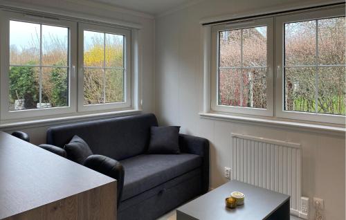 Khu vực ghế ngồi tại 1 Bedroom Awesome Home In Färjestaden