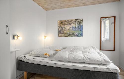 Ένα ή περισσότερα κρεβάτια σε δωμάτιο στο Amazing Home In Nexø With Wifi