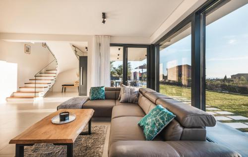 un salon avec un canapé et une table dans l'établissement Cozy Home In Kastelir With Sauna, à Kaštelir