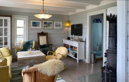 a living room with a couch and a tv at Stunning Home In Runde With Wifi in Runde