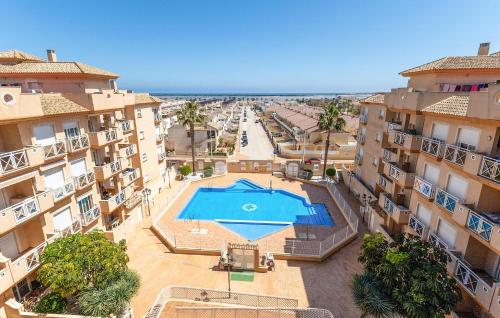 eine Luftaufnahme eines Gebäudes mit einem Swimmingpool in der Unterkunft Nice Apartment In San Pedro Del Pinatar in San Pedro del Pinatar