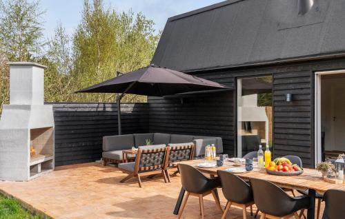 Κήπος έξω από το Lovely Home In Væggerløse With Sauna