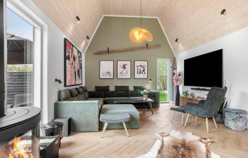 Μια τηλεόραση ή/και κέντρο ψυχαγωγίας στο Lovely Home In Væggerløse With Sauna