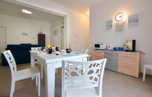 eine Küche und ein Esszimmer mit einem weißen Tisch und Stühlen in der Unterkunft Beautiful Apartment In Balestrate in Balestrate