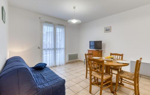 Μια τηλεόραση ή/και κέντρο ψυχαγωγίας στο Cozy Apartment In Royan With Wifi