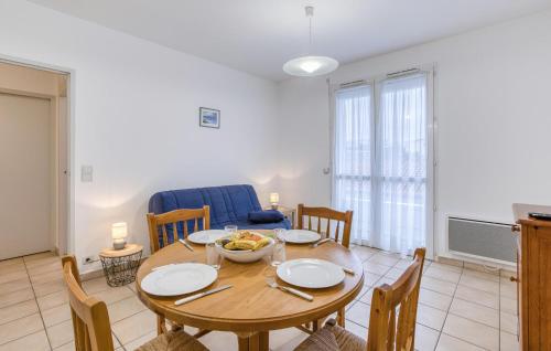 une cuisine et une salle à manger avec une table et des chaises dans l'établissement Cozy Apartment In Royan With Wifi, à Royan