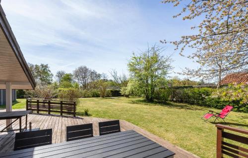 Slangerupにある3 Bedroom Stunning Home In Slangerupのピクニックテーブルと椅子付きの庭