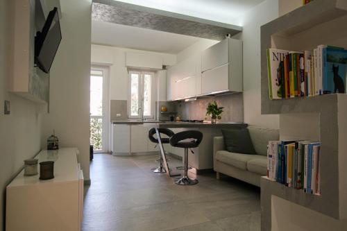 a living room with a couch and a kitchen at Casa Potos - M1 - San Siro - Rho Fiera in Milan