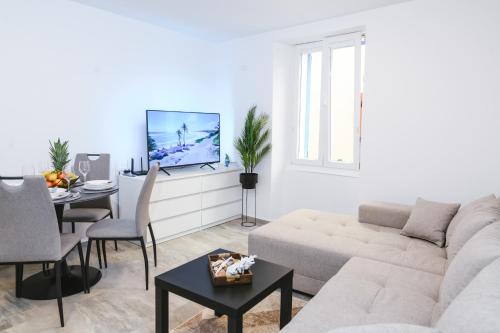 Μια τηλεόραση ή/και κέντρο ψυχαγωγίας στο Apartment Aurora