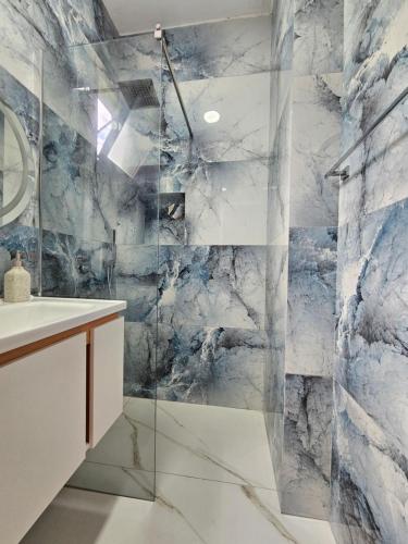 a bathroom with a marble wall at Star Room's in Durrës