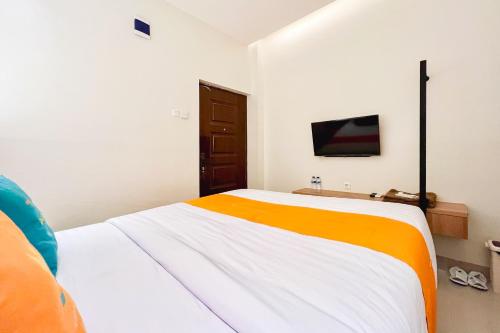 Кровать или кровати в номере Sans Vibes Millennium Garden Medan