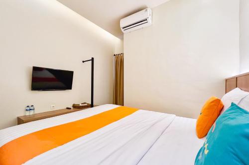 Кровать или кровати в номере Sans Vibes Millennium Garden Medan