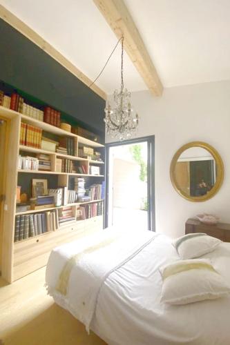 - une chambre avec un grand lit blanc et un lustre dans l'établissement Beautiful house pool Aix-en-Provence, à Aix-en-Provence