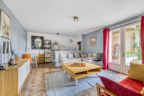 un salon avec un canapé et une table dans l'établissement Échappée Bel, à Arveyres