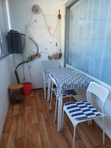 un petit balcon avec une table et des chaises dans l'établissement Le nid des hirondelles, à Leucate-Plage