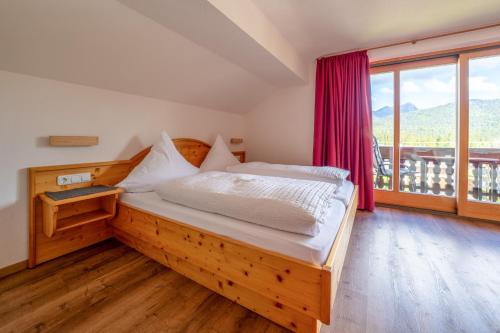 Postel nebo postele na pokoji v ubytování Gästehaus Alpina