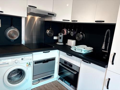 Il comprend une cuisine équipée d'un lave-linge et d'un sèche-linge. dans l'établissement Super T3 Résidence Piscine, à Sainte-Maxime