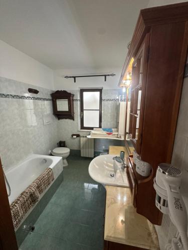 a bathroom with a tub and a sink and a toilet at Villa Lelli 1 in Rome