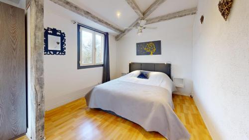 VersにあるLe Clos Des Dryades gの白い部屋にあるベッドのある寝室