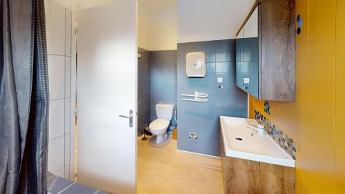 VersにあるLe Clos Des Dryades gのトイレと洗面台付きのバスルーム