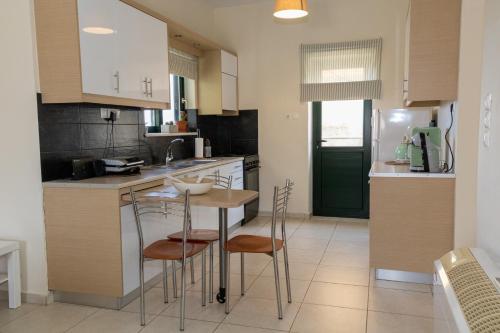 Η κουζίνα ή μικρή κουζίνα στο Maisonette in Koumpeli