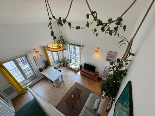 d'un salon avec une table. dans l'établissement Amaia Cœur historique de Bayonne, à Bayonne