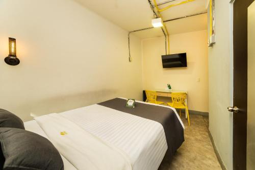 a small room with a bed and a table at Collection O Casa Anzures Thematic, Mexico City in Mexico City