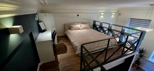 Ένα ή περισσότερα κρεβάτια σε δωμάτιο στο Telegrafas25-modern apartment in the center of Kaunas