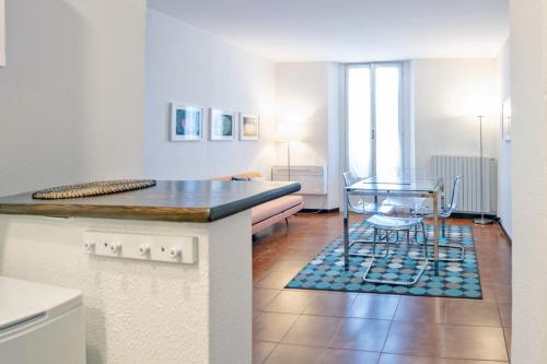 Just Urban Stays - Bright 1BR apt 5 floor in the Center - Metro M2 and M4