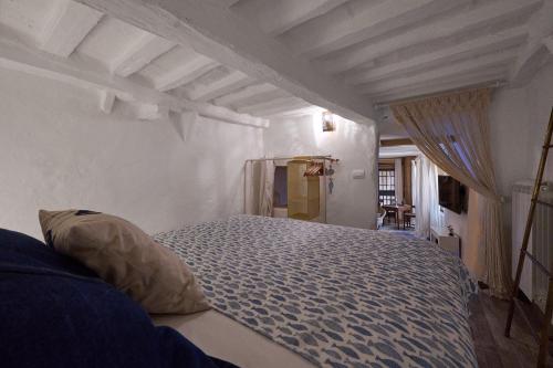 a bedroom with a bed in a room at casa Rugiada in Campiglia Marittima
