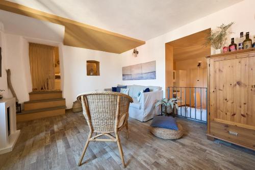 a living room with a table and a chair at casa Rugiada in Campiglia Marittima