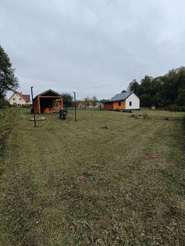Dom wśród łąk