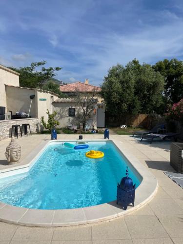 une piscine avec un frisbee jaune dedans dans l'établissement Villa 47, à Biguglia
