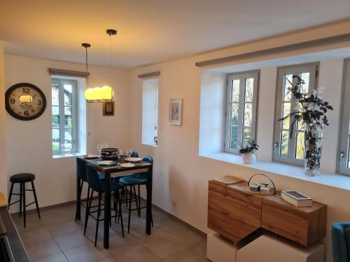 une cuisine et un salon avec une table et des chaises dans l'établissement Apartement Les Ondes, à Albertville