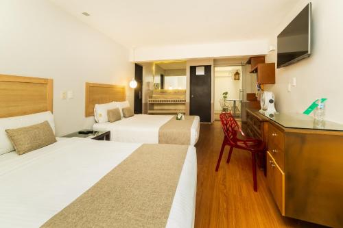 a hotel room with two beds and a kitchen at Collection O Casa Anzures Thematic, Mexico City in Mexico City