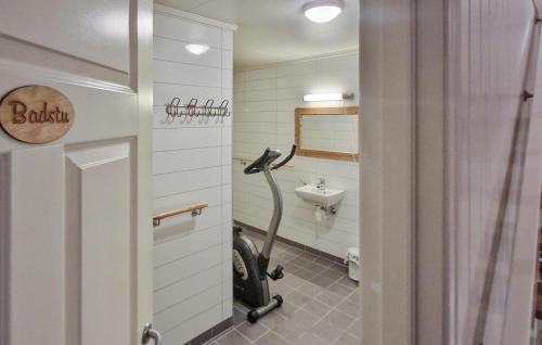 a bathroom with a toilet and a sink at Beautiful Home In Berlevåg With Sauna in Berlevåg