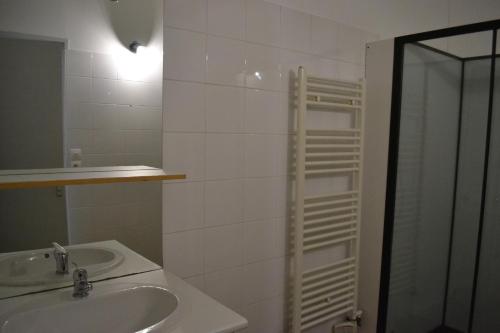 a bathroom with a sink and a shower with a mirror at Maison de ville 4 chambres à Cholet, Idéale pour les familles, groupes et sportifs ! in Cholet