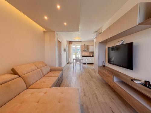 un soggiorno con divano e TV a schermo piatto di Sogno di mare a Monopoli