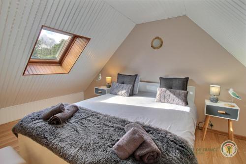 a bedroom with a large bed in a attic at La fermette de la vallee in La Chapelle-Neuve
