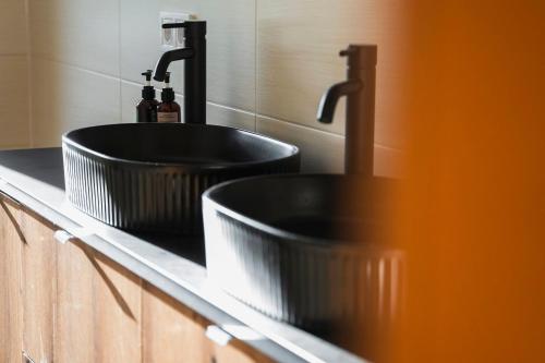 a black sink in a bathroom with a counter at Ferienhaus zum Johannisthal in Hosena