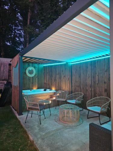 Photo de la galerie de l'établissement Villa familiale avec piscine jacuzzi terrasse, à Prades-le-Lez