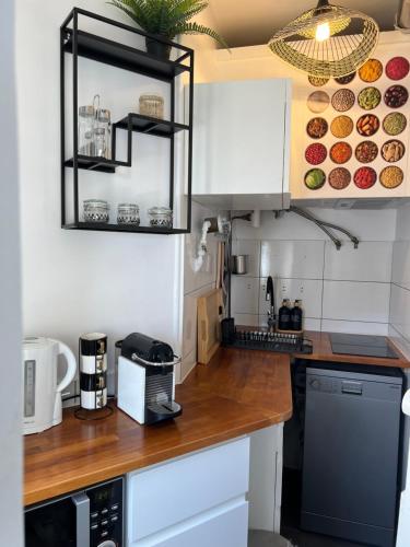 - une cuisine avec un comptoir et une cafetière dans l'établissement Le petit prince, à Boulogne-Billancourt