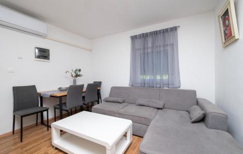 2 Bedroom Nice Home In Pula
