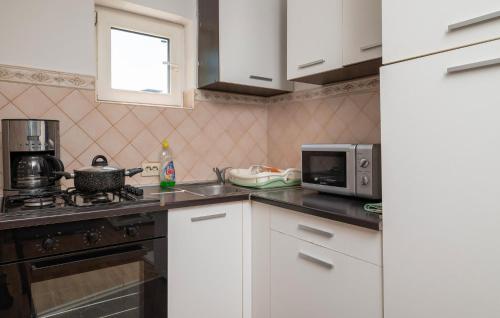 2 Bedroom Nice Home In Pula