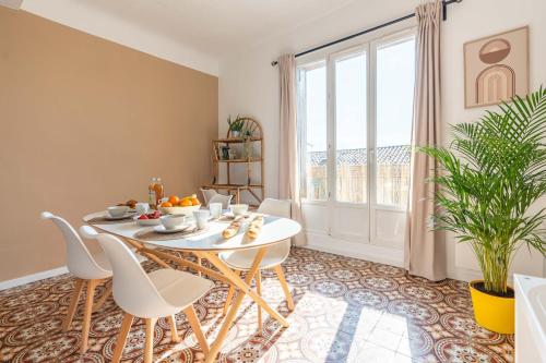 a dining room with a white table and chairs at Appartement spacieux, chaleureux & tout confort in Pertuis