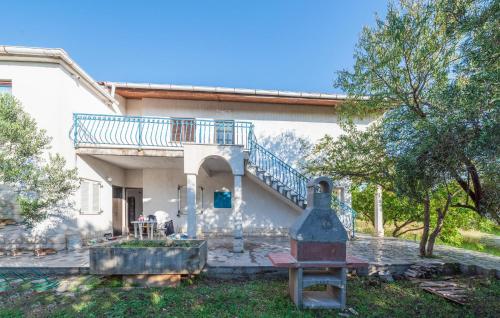 3 Bedroom Amazing Apartment In Trogir