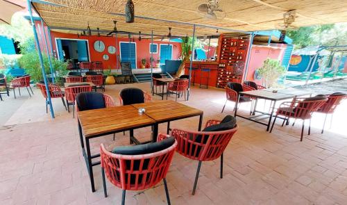 Restaurant ou autre lieu de restauration dans l'établissement Hôtel Les Palmiers