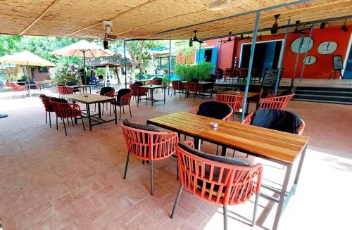 Restaurant ou autre lieu de restauration dans l'établissement Hôtel Les Palmiers