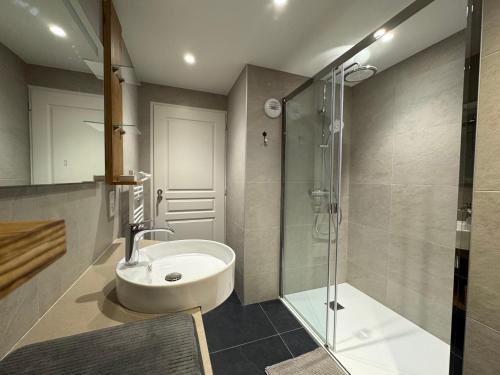 a bathroom with a sink and a shower at SAINT FE 701C Charmant appartement 6per Sainte Foy Tarentaise in Sainte-Foy-Tarentaise