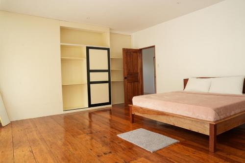 una camera da letto con un letto e una libreria di The Nest a Coron
